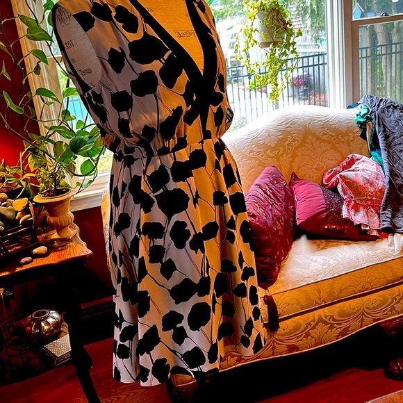 REISS SILK DESIGNER DRESS in SUPERIOR PREOWNED CONDITION - Picture 5 of 9